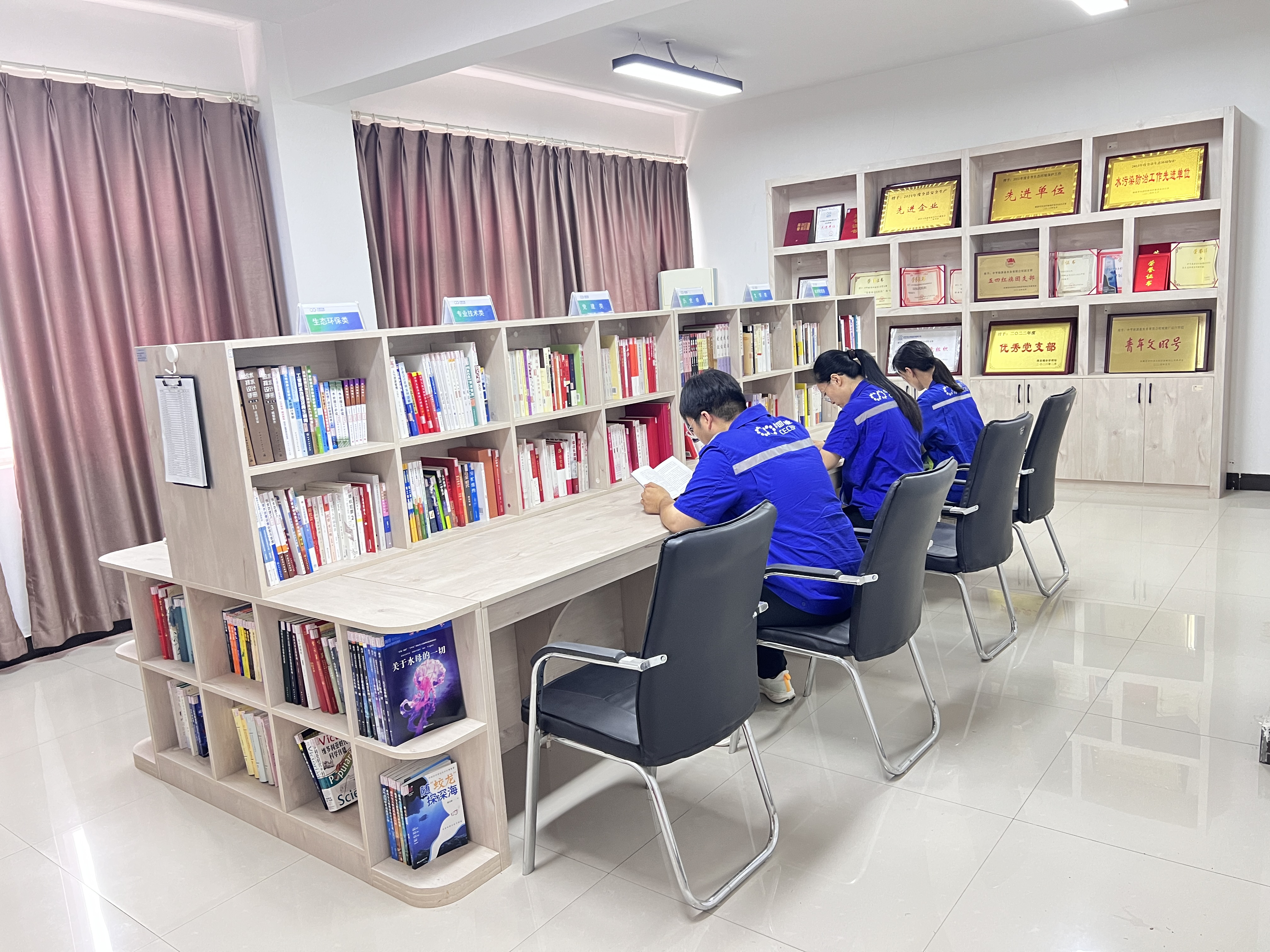 淇县公司挂牌中华全国总工会“职工书屋便利型阅读站点”